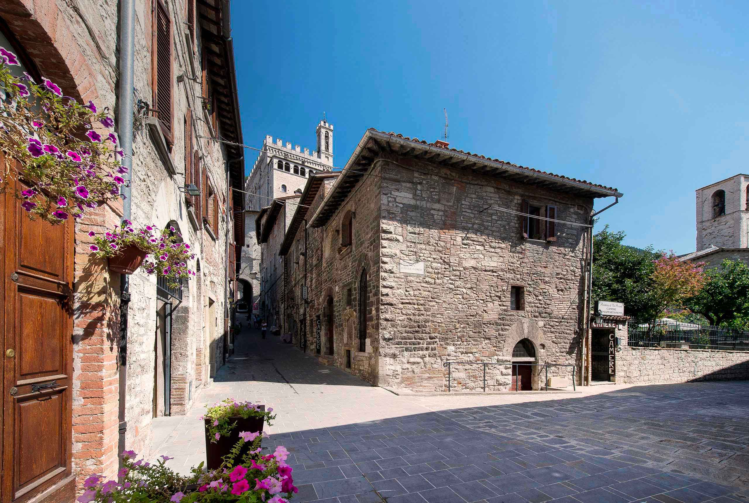 Via Piccardi a Gubbio in un giorno di sole